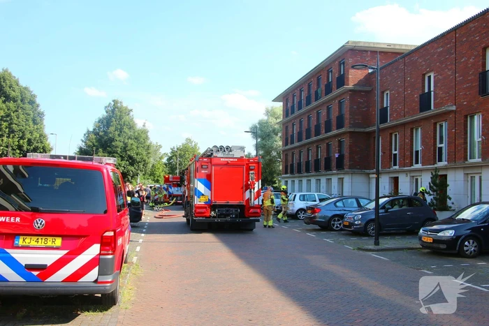 Brand in fietsaccu slaat over naar overkapping