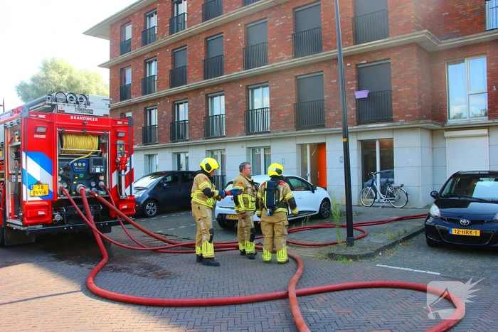 Brand in fietsaccu slaat over naar overkapping