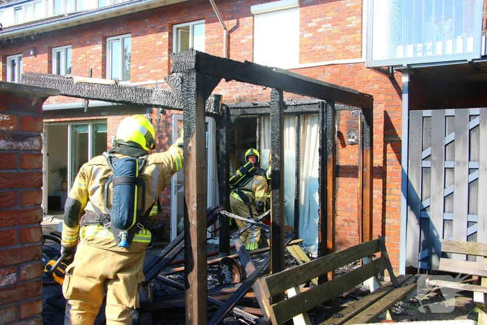 Brand in fietsaccu slaat over naar overkapping