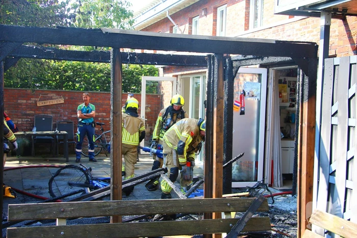 Brand in fietsaccu slaat over naar overkapping