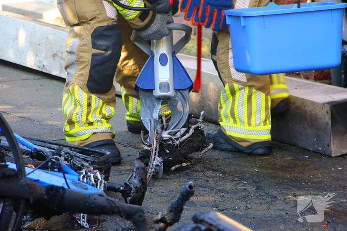 Brand in fietsaccu slaat over naar overkapping