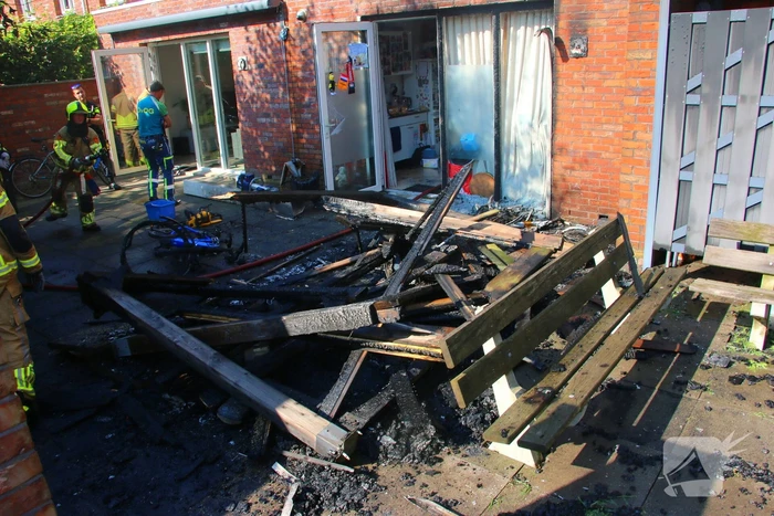 Brand in fietsaccu slaat over naar overkapping