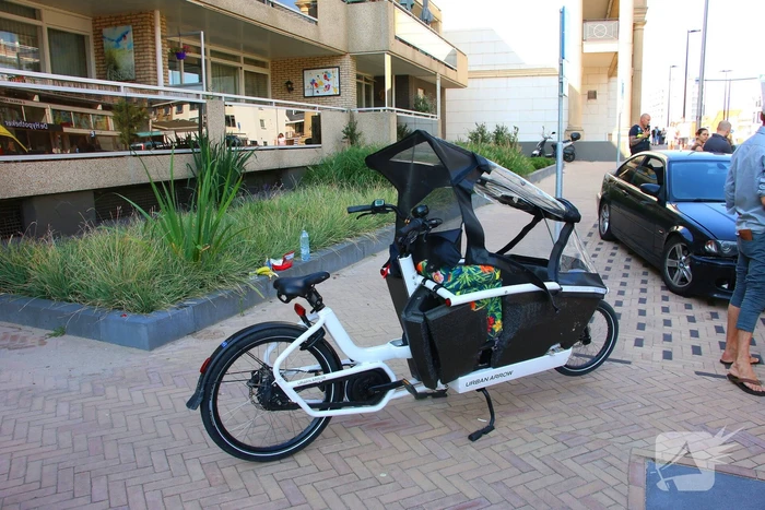 Bakfietser botst tegen openstaand portier
