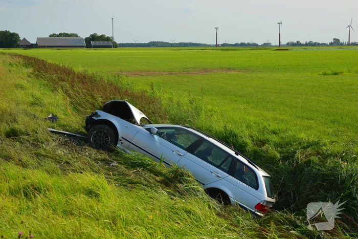 Auto belandt in sloot, bestuurder spoorloos
