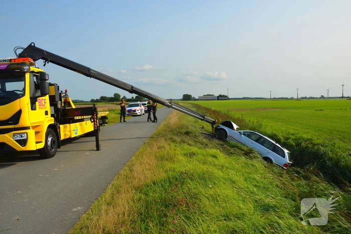 Auto belandt in sloot, bestuurder spoorloos