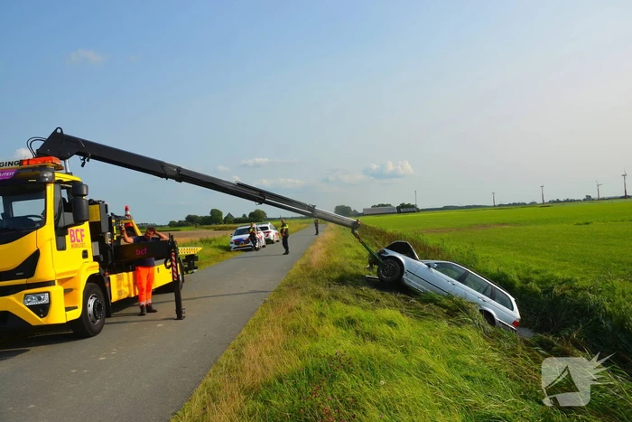 Auto belandt in sloot, bestuurder spoorloos