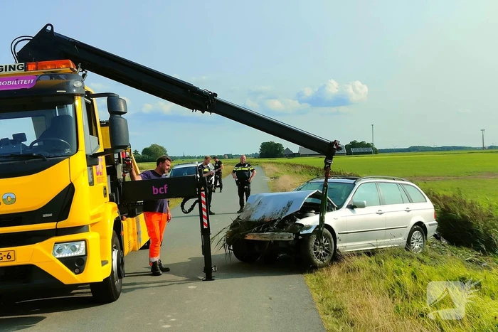 Auto belandt in sloot, bestuurder spoorloos