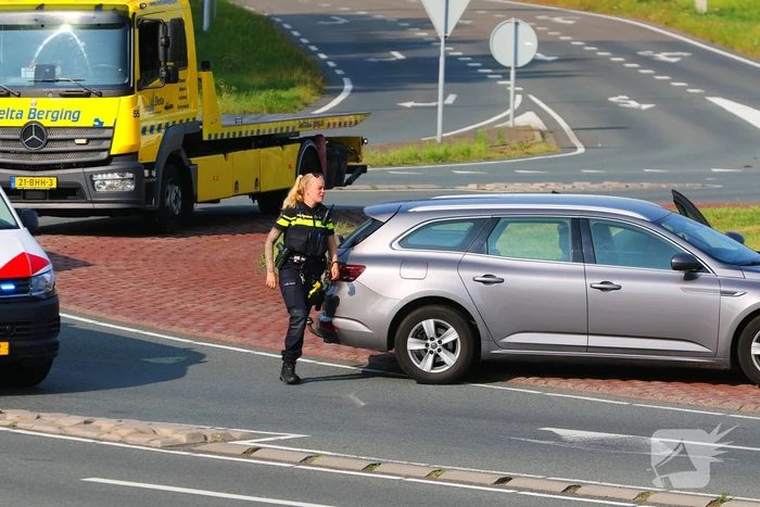 Bestuurders botsen op rotonde