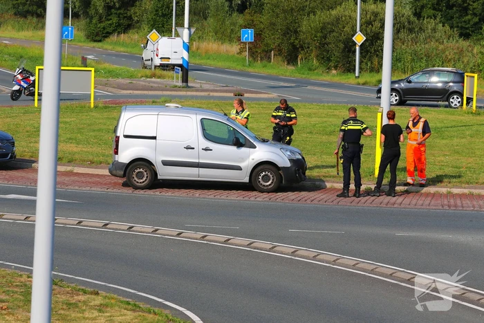 Bestuurders botsen op rotonde