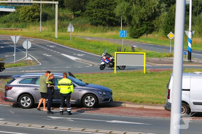 Bestuurders botsen op rotonde