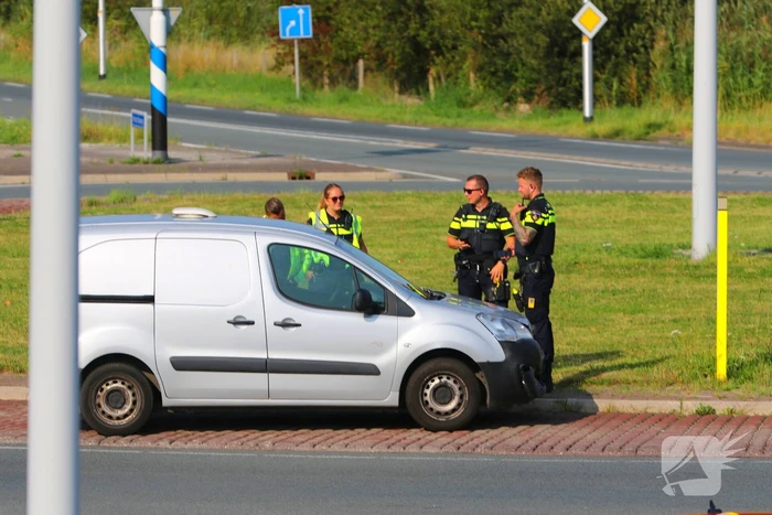 Bestuurders botsen op rotonde
