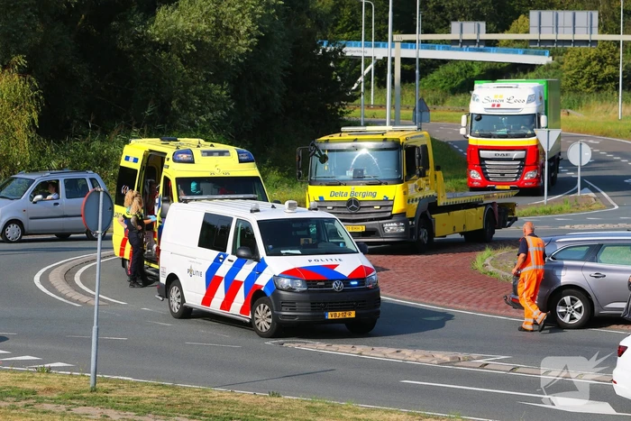 Bestuurders botsen op rotonde