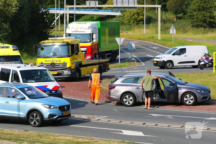 Bestuurders botsen op rotonde