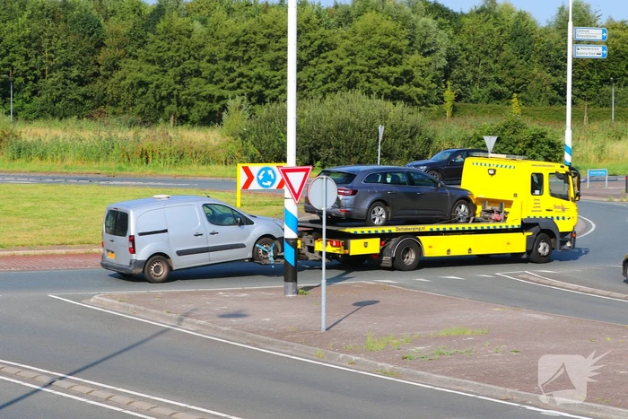 Bestuurders botsen op rotonde