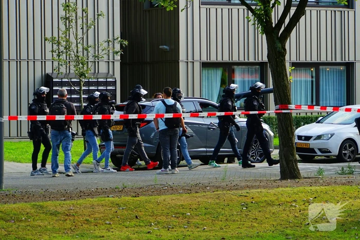 Politie valt woning binnen na schietpartij, verdachte aangehouden