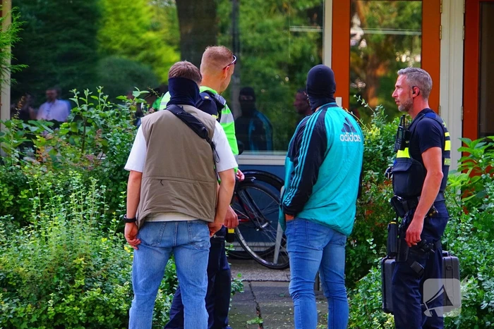 Politie valt woning binnen na schietpartij, verdachte aangehouden