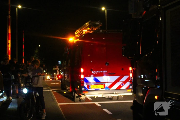 Persoon met onbegrepen gedrag springt in water