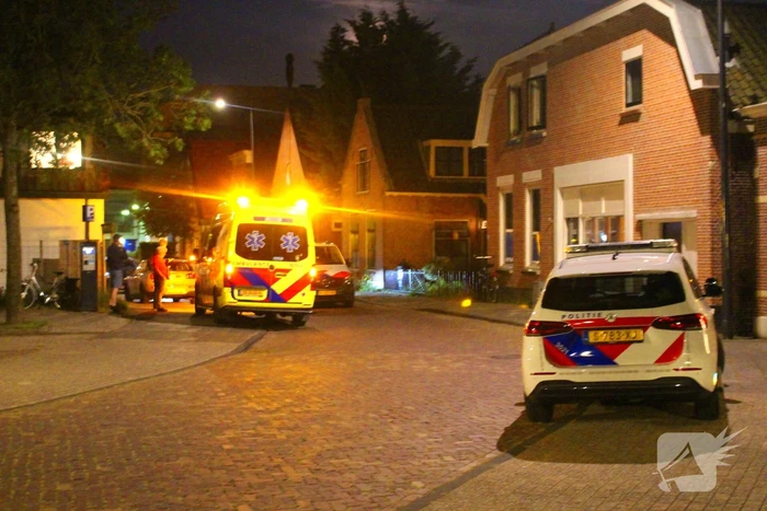 Persoon met onbegrepen gedrag springt in water