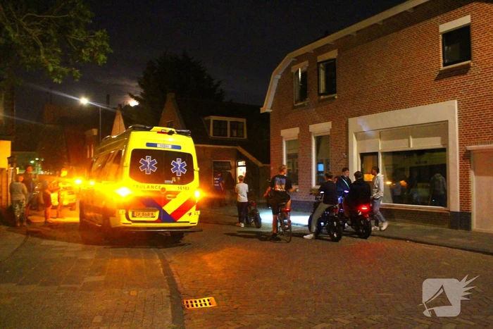 Persoon met onbegrepen gedrag springt in water
