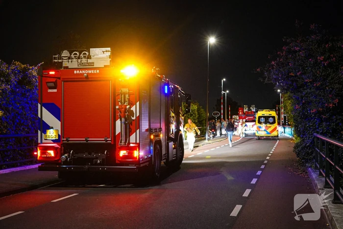 Persoon met onbegrepen gedrag springt in water