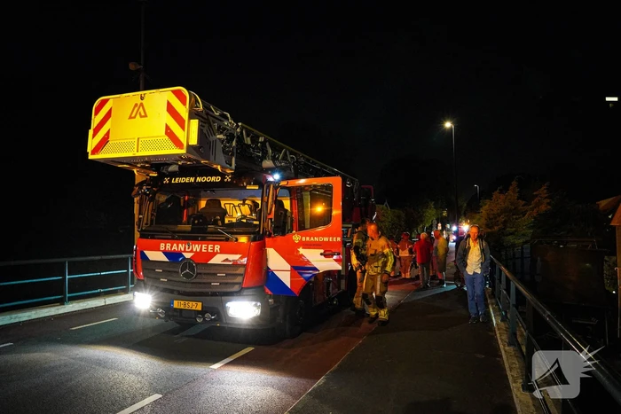 Persoon met onbegrepen gedrag springt in water