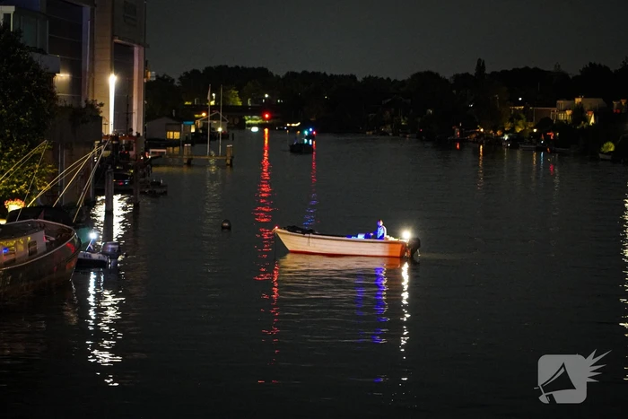 Persoon met onbegrepen gedrag springt in water