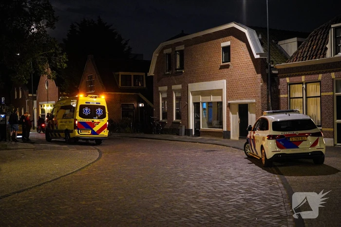 Persoon met onbegrepen gedrag springt in water