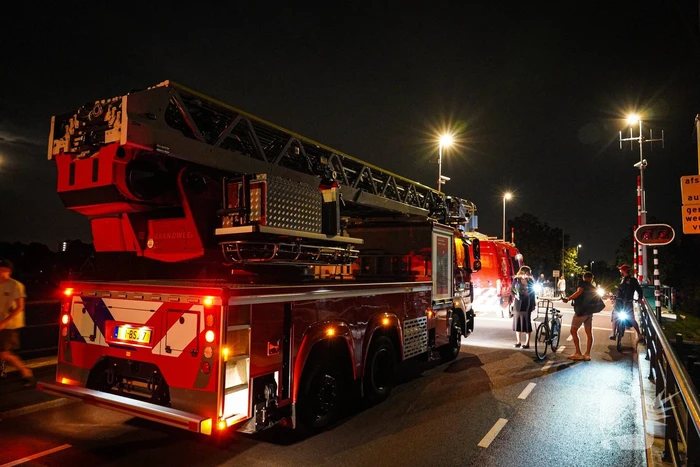 Persoon met onbegrepen gedrag springt in water
