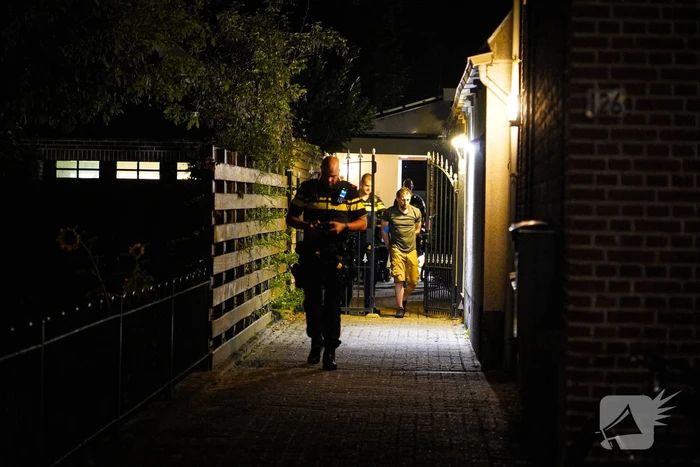 Persoon met onbegrepen gedrag springt in water