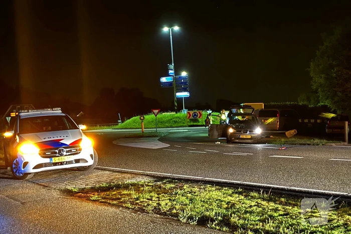 Ravage nadat auto crasht, bestuurder ongedeerd