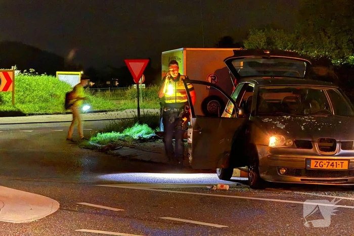 Ravage nadat auto crasht, bestuurder ongedeerd