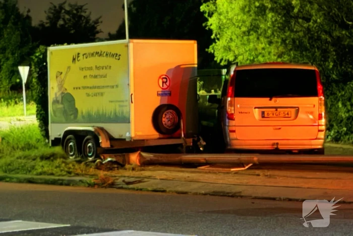 Ravage nadat auto crasht, bestuurder ongedeerd
