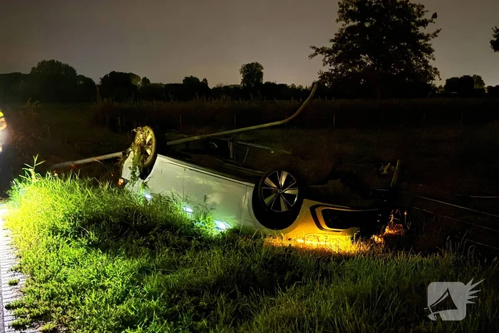 Bestuurder spoorloos nadat auto ondersteboven belandt