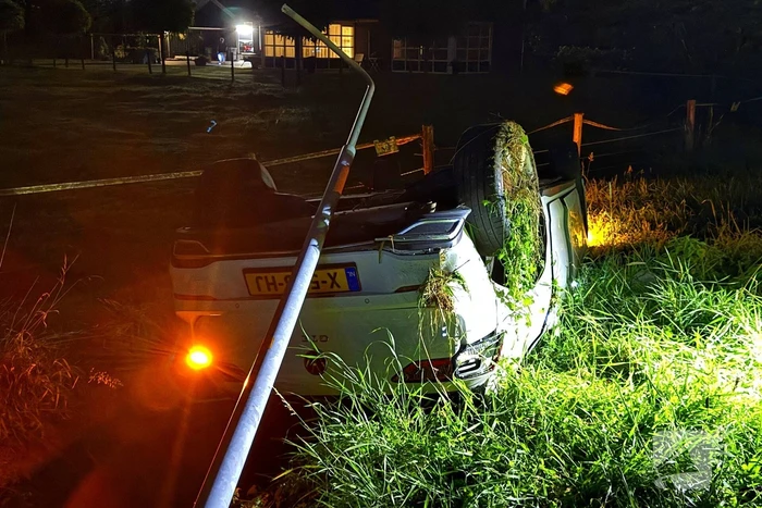 Bestuurder spoorloos nadat auto ondersteboven belandt