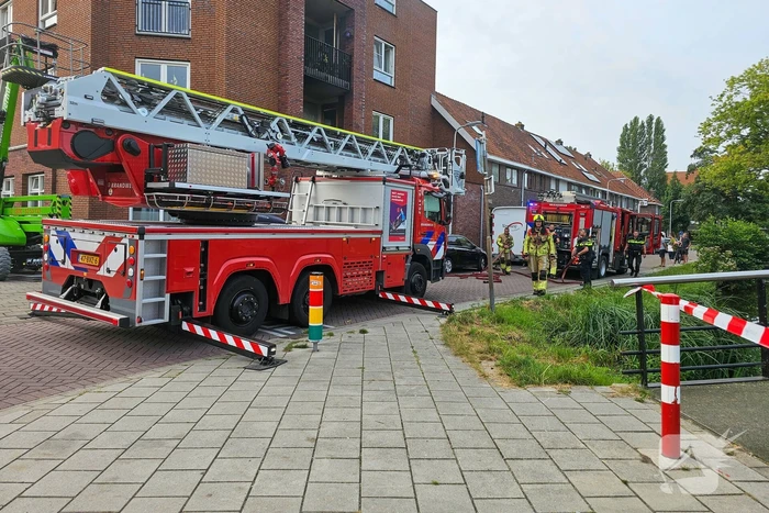 Brandweer blust brand op balkon