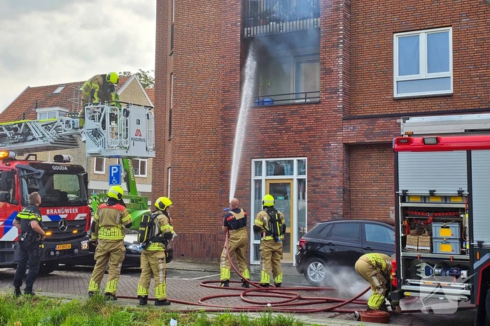 Brandweer blust brand op balkon