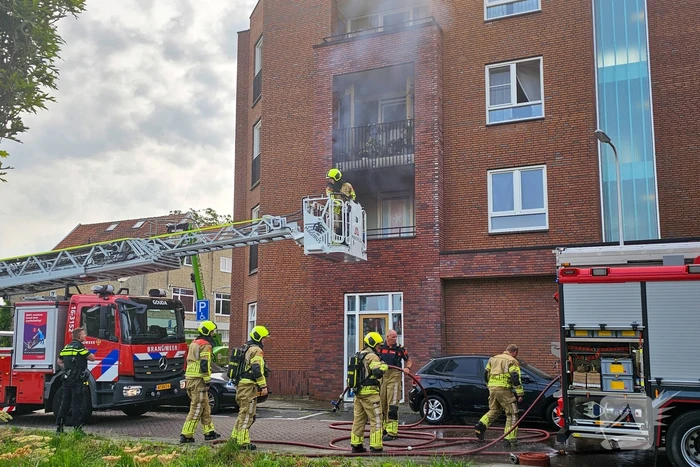 Brandweer blust brand op balkon