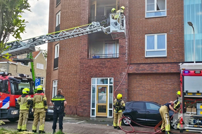 Brandweer blust brand op balkon