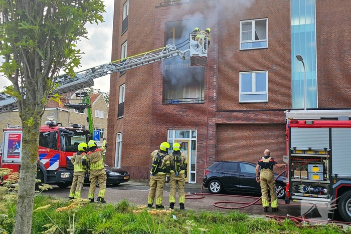 Brandweer blust brand op balkon