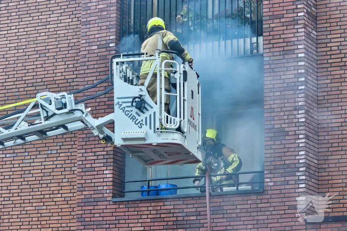 Brandweer blust brand op balkon