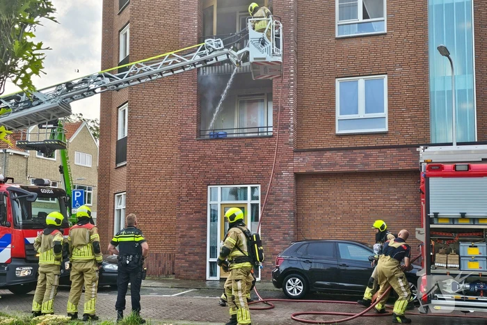 Brandweer blust brand op balkon