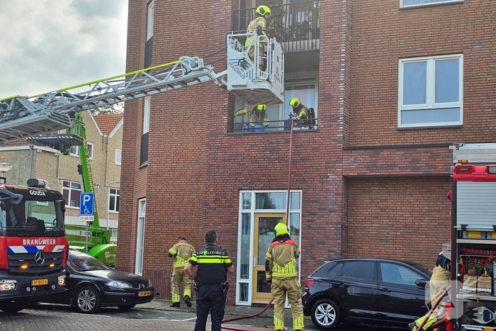 Brandweer blust brand op balkon