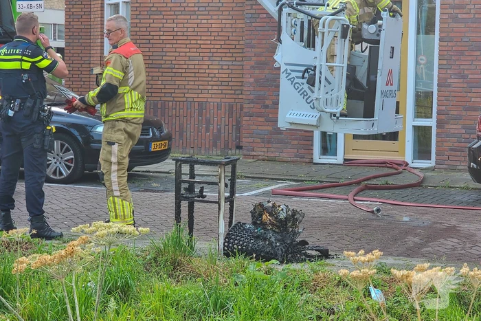 Brandweer blust brand op balkon
