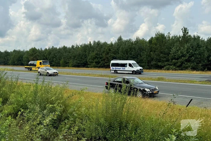 Aanrijding tussen twee voertuigen op snelweg