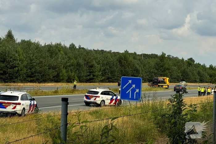 Aanrijding tussen twee voertuigen op snelweg