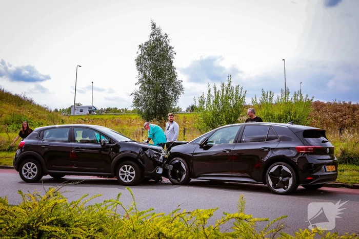 Bestuurder mist bocht en botst op tegenligger