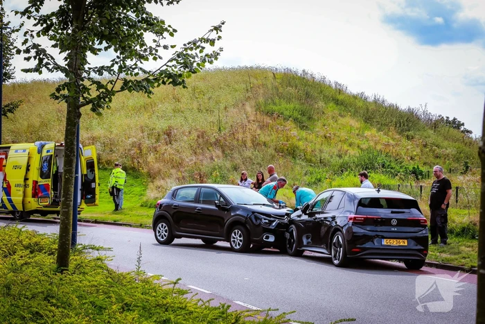 Bestuurder mist bocht en botst op tegenligger