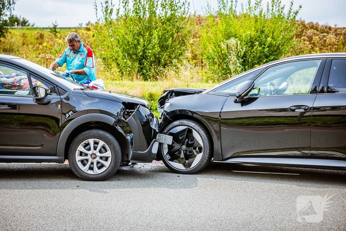 Bestuurder mist bocht en botst op tegenligger