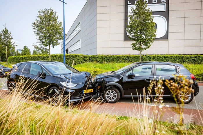 Bestuurder mist bocht en botst op tegenligger