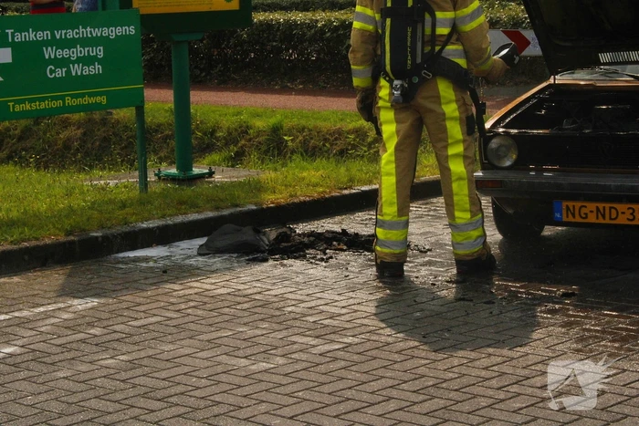 Golf cabrio vat vlam bij benzinepomp